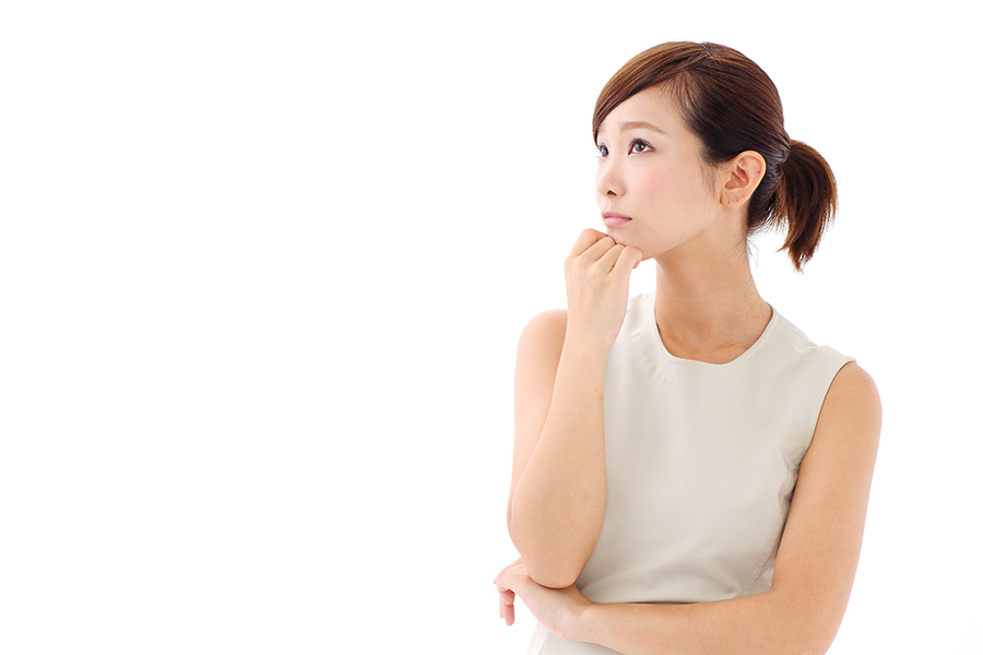 考え事をしている女性